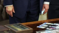 Trump volta a usar maquiagem na mão após diagnóstico de doença venosa