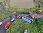 Ônibus tomba na MG-223 e deixa 10 mortos e dezenas de feridos em Minas Gerais