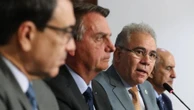 Bolsonaro corre feito barata tonta para fazer foto; sua batata está assando