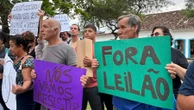 Caiçaras protestam contra venda de terras em Paraty: 'Fora leilão'