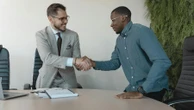 Estas são as 9 melhores formas de cativar seu chefe e colegas, segundo CEO