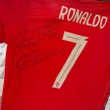 Trump recebe camisa autografada por Cristiano Ronaldo; veja reação