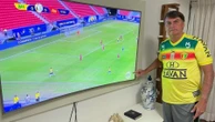 Bolsonaro vê Brasil na Copa América e tira foto apontando para logo do SBT
