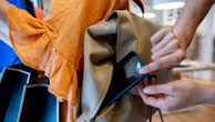 Pickpocket: banco é condenado por não cancelar compra após furto em Roma