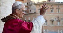 Leão XIV e Francisco: o que a primeira aparição na varanda da Basílica revelou sobre os dois estilos de papado