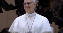 Aplaudido de pé, Papa Leão 14 reforça missão da imprensa como "serviço à verdade em encontro como jornalistas
