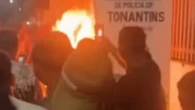 Revoltados com feminicídio, moradores invadem delegacia e queimam suspeito