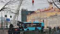 Três morrem após ônibus bater em carro e cair de ponte em São Petersburgo