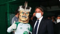 Jair Bolsonaro visita Arena Condá e acompanha amistoso da Chapecoense