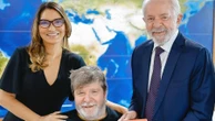 Janja e Lula posam ao lado do autor de Ainda Estou Aqui: Honra de recebê-lo