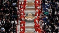 Entrada de cardeais para missa do conclave forma 'corredor vermelho'; veja