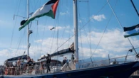 Oito ativistas que viajavam a Gaza em barco humanitária permanecem detidos em Israel