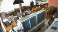Policial reage a assalto e prende suspeito com 14 alianças e moto roubada