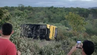 Acidente com ônibus de romeiros deixa dois mortos e 21 feridos no Ceará