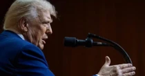 Em nova ofensiva contra a imprensa, Trump ameaça redes de TV com perda de licença. Ele pode fazer isso?