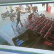 Em MT, mulher esfaqueia jovem de capacete e foge; veja o vídeo