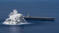 EUA provocam explosão no mar durante 'teste de choque' em navio; veja