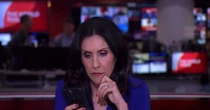 Assista: Âncora da BBC viraliza ao ‘scrollar’ antes de apresentar notícia sobre tempo gasto no celular