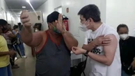 Na fila da vacina, bolsonarista confronta Randolfe, que rebate: 'Genocida'