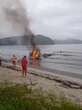 Veja momento que avião sai da pista, explode e cai no mar em Ubatuba