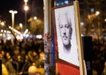 Assange recebe visita de companheira e filhos pela primeira vez em oito meses