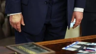 Trump tem mão maquiada após diagnóstico de doença venosa; entenda o quadro