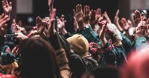 Democracia enfraquece no mundo e liberdade de imprensa sofre maior queda em 50 anos, mas avança no Brasil