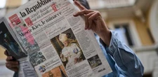 Trump irrita católicos ao divulgar foto caracterizado como papa