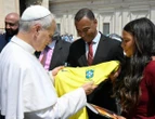 Em Roma, Cafu entrega camisa da Seleção Brasileira ao Papa Leão XIV; veja imagens