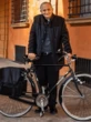 O papa é pop? Instagram de favoritos tem passeios de bike e mensagens de fé