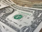Dólar sobe 1% na abertura, a R$ 5,72, com confusão do governo sobre IOF