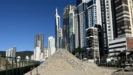 Muro invisível: manobra tenta conter colapso de praia em Balneário Camboriú