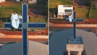 Lembrou o padre do balão? Pároco sobe em cruz a 30 metros de altura no PR