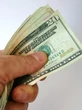 Dólar abre a semana em alta com guerra no Irã; petróleo sobe quase 1%