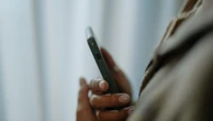 Motorista de app é preso por cobrar R$ 1.500 em troca de celular esquecido