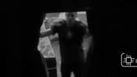 Homem fecha cortina para agredir namorada; vizinha filma e chama polícia