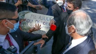 Ministro Paulo Guedes dá dinheiro a desempregado em Brasília
