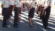 Adolescente trans ganha direito a usar uniforme masculino em escola da PM
