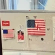 Bandeira dos EUA com suástica aparece em gabinete de deputado republicano