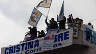 Revolta e alegria com prisão de Kirchner retratam Argentina polarizada Coluna de Amanda Cotrim