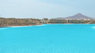 Maior piscina do mundo fica no deserto e leva 22 dias para ficar toda cheia