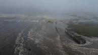 Louça quebrou, móveis caíram, fábrica afundou: tsunami na Rússia deixa edifícios submersos
