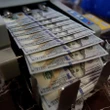 Após recorde na terça, Bolsa despenca e dólar cai a R$ 5,64