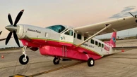 Avião da Azul 'empina' na pista durante embarque em aeroporto de SP