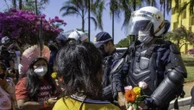 DF: Um dia após confronto, indígenas fazem ato e dão flores a policiais