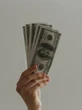 Dólar abre a semana em leve alta, mas permanece cotado abaixo de R$ 5,50
