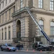 Empresa faz piada após seu elevador ser usado em roubo do século no Louvre