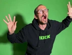 Streamer francês morre durante live de desafio extremo na plataforma Kick; polícia abre investigação criminal