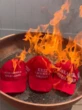 Ex-apoiadores queimam bonés 'Maga' após Trump minimizar caso Epstein; vídeo