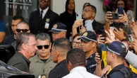 Carlos Bolsonaro critica escolta armada para pai em hospital: 'Humilhação'